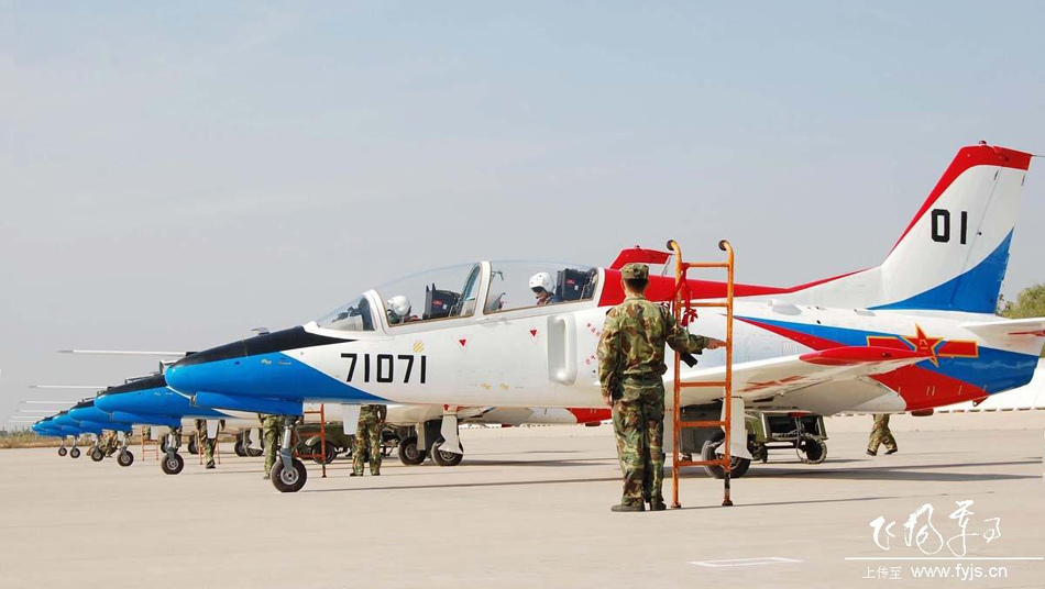 歼八作为教练机的卓越表现与重要地位,歼八教练机,卓越表现与举足轻重的地位