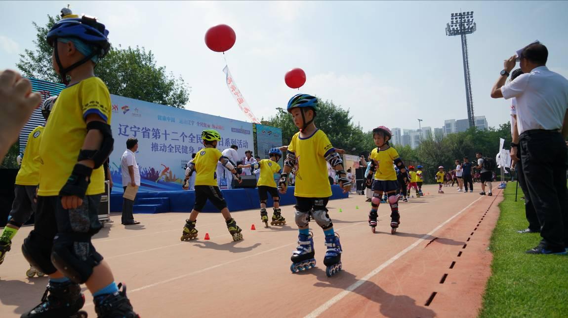 辽宁舰的规模与足球场大小的对比探究，辽宁舰规模与足球场大小对比揭秘