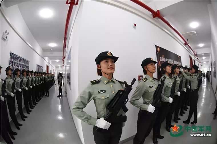 中国女兵,帅气背影的图片与故事,中国女兵的帅气背影与故事风采展示