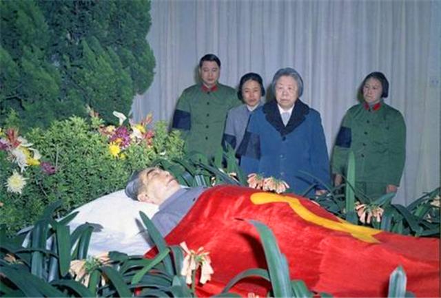 邓稼先追悼会，缅怀杰出科学家的一生，邓稼先追悼会，缅怀杰出科学家的一生贡献与传奇人生