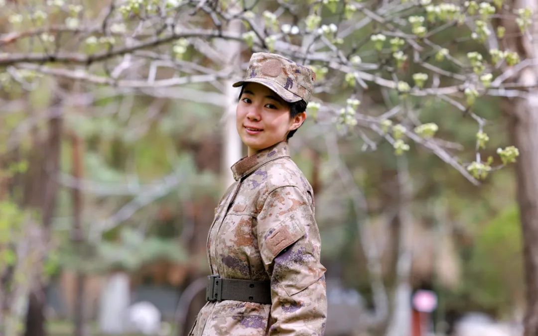 女兵的军装样子,坚韧与柔美的完美融合,女兵军装风采,坚韧与柔美的和谐交融