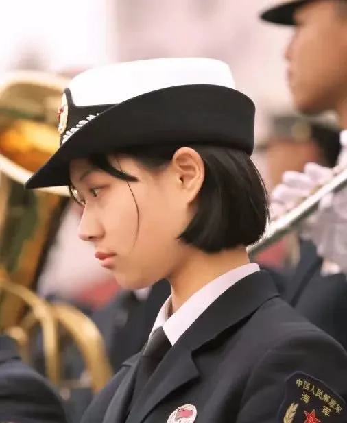 女兵的军装样子，坚韧与柔美的完美融合，女兵军装风采，坚韧与柔美的和谐交融