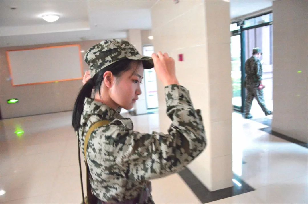 军事频道主持人叶知秋,简历与职业生涯概述,军事频道主持人叶知秋,简历与职业生涯概览