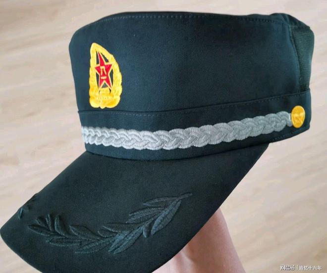 解放帽与八角帽的区别探究，解放帽与八角帽的区别探究，样式与历史的对比解析