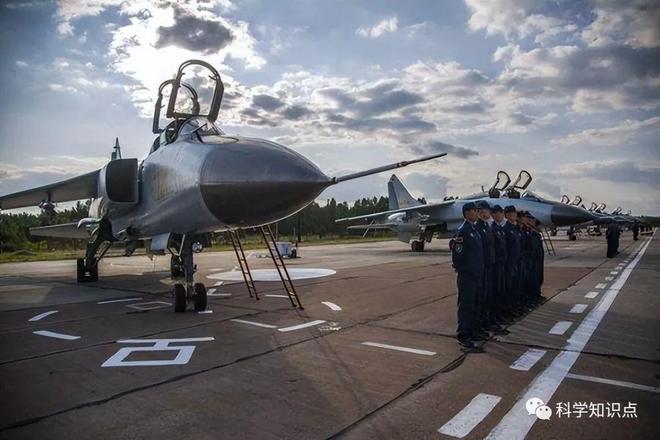 空军一个师多少架飞机，揭秘现代空军力量的编制与规模，揭秘现代空军师级编制，一个师拥有多少架飞机？