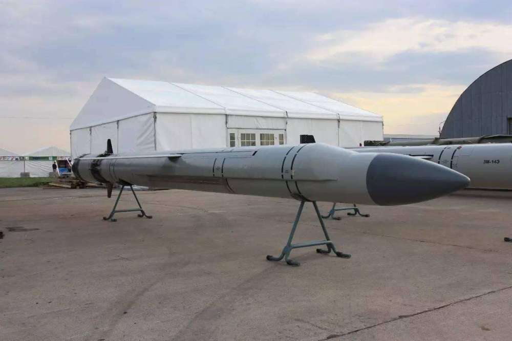 鹰击长空,价格背后的故事——鹰击18的价格与价值探讨,鹰击长空背后的故事,价格与价值深度探讨