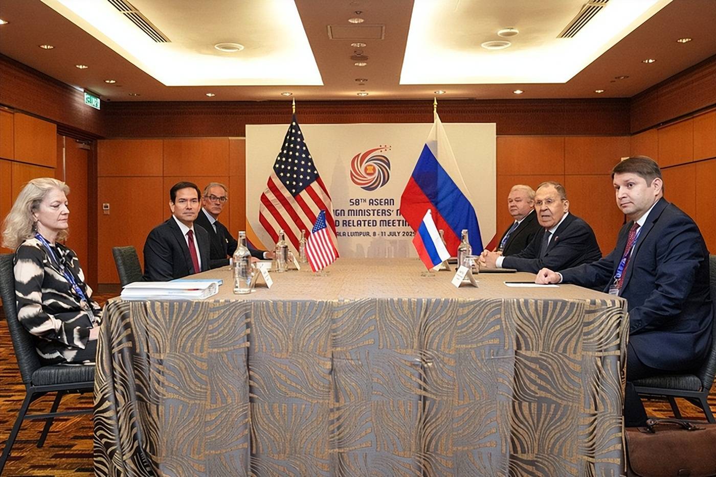 美国总统候选人警告中俄开战,全球和平的新挑战,美国总统候选人警告中俄开战,全球和平面临新威胁