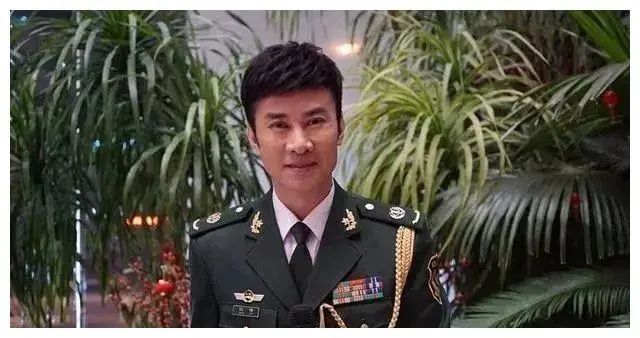 丁晓兵媳妇的军衔,军功背后的柔情与力量,军功背后的柔情与力量,丁晓兵妻子军衔揭秘