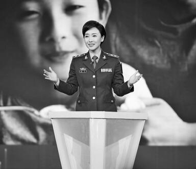 军事主持人邢晋与她的丈夫,一位引人注目的公众人物故事,军事主持人邢晋与丈夫的公众人物故事引人瞩目