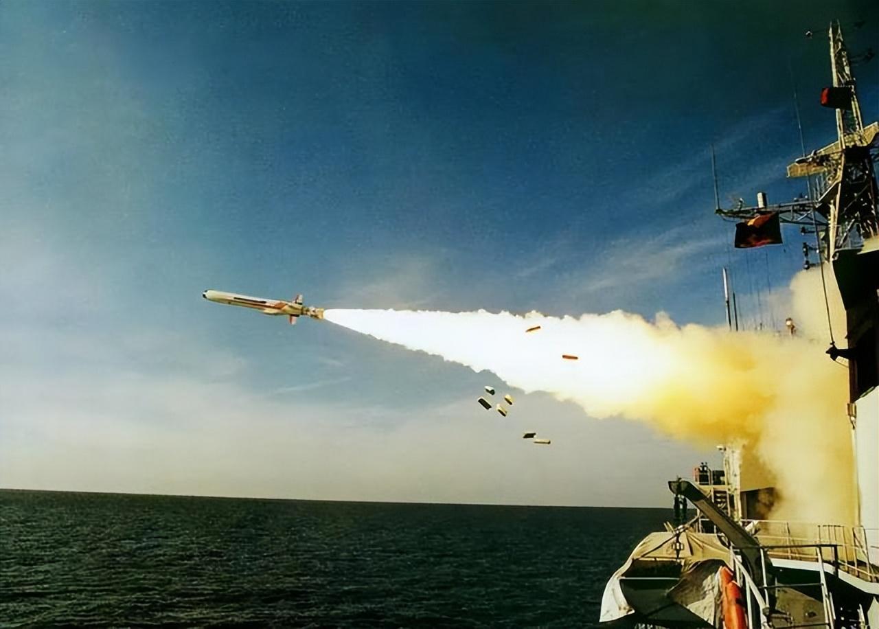 揭秘中国海军舰艇新宠——探寻中国海军首艘航母舰载机歼击机歼-15在辽宁舰上的照片历史起源,中国海军舰艇新宠揭秘,歼-15舰载机在辽宁舰的历史起源探索