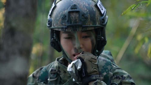 外国网友评论中国女特种兵,力量与柔美的完美结合,外国网友眼中的中国女特种兵,力量与柔美的绝佳融合