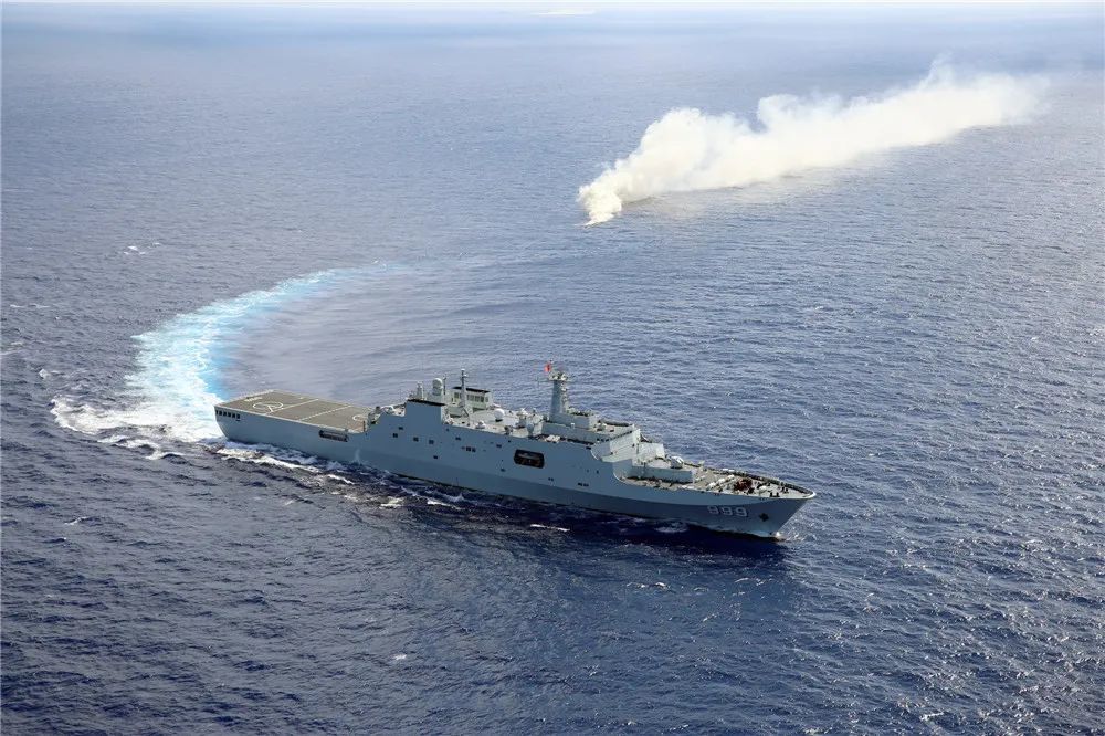 井冈山999登陆舰舱段,辛勤劳动的累与荣耀,井冈山999登陆舰舱段,劳动之累与荣耀的交织