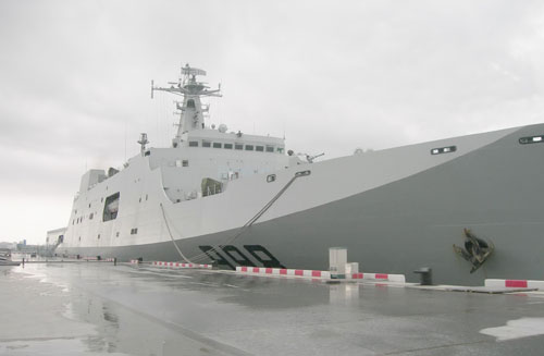 井冈山999登陆舰舱段,辛勤劳动的累与荣耀,井冈山999登陆舰舱段,劳动之累与荣耀的交织