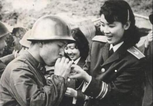 越南反击战中的中国女兵照片，历史的见证与时代的印记，中国女兵在越南反击战中的历史见证与时代印记