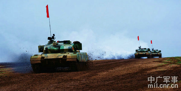 中国解放军演习中的冲锋场面，英勇无畏，震撼人心，中国解放军演习英勇冲锋，震撼展现无畏军魂