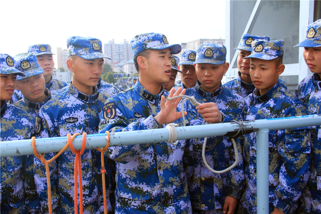 海军军训,塑造精英,铸就荣耀,海军军训,精英塑造之旅,荣耀铸就时刻
