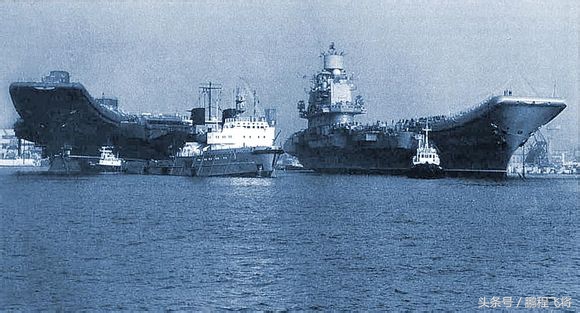 瓦良格号与库兹涅佐夫号的最后合影,时代的交汇与历史的记忆,瓦良格号与库兹涅佐夫号的时代交汇与历史记忆合影