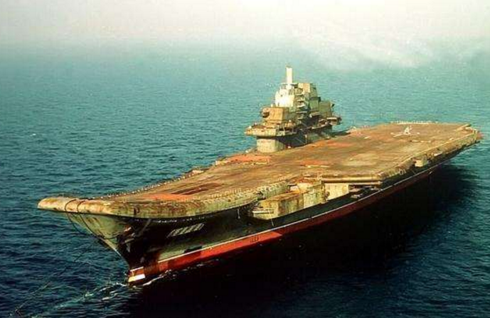 瓦良格号与库兹涅佐夫号的最后合影,时代的交汇与历史的记忆,瓦良格号与库兹涅佐夫号的时代交汇与历史记忆合影