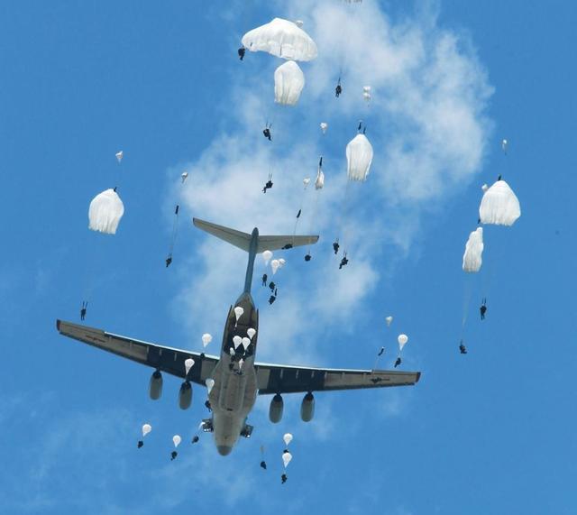 空降部队,现代战争中的奇兵,现代战争中的奇兵,空降部队的力量与战术解析