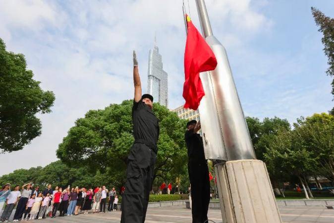 今天几点升旗——升旗仪式的庄重与意义，升旗仪式的庄重与意义，今日升旗时刻揭晓