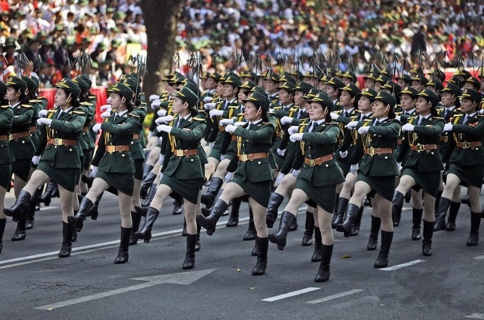 现代女兵服装全套，时尚与功能的完美结合，现代女兵服装全套，时尚与功能完美融合的风采