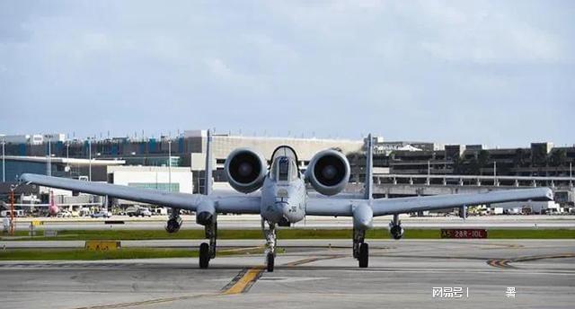 A10战机与无人机的协同作战，未来战争的新模式，A10战机与无人机协同作战，未来战争新模式探索