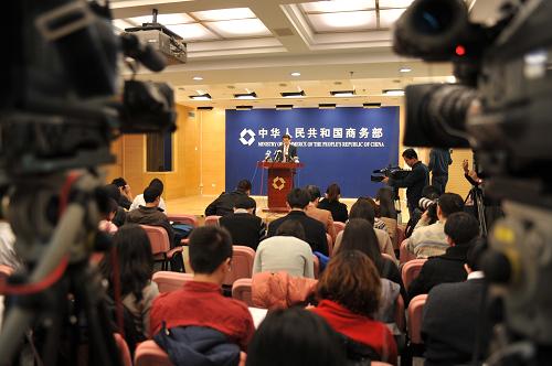 新闻发布会发言人的要求与职责，新闻发布会发言人职责与要求解析