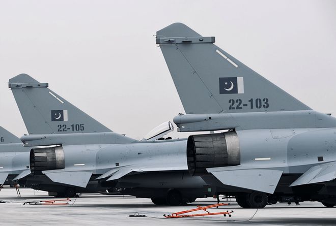 歼十CE的操纵系统解析，是否采用侧杆操纵？，歼十CE操纵系统详解，侧杆操纵解析与探讨