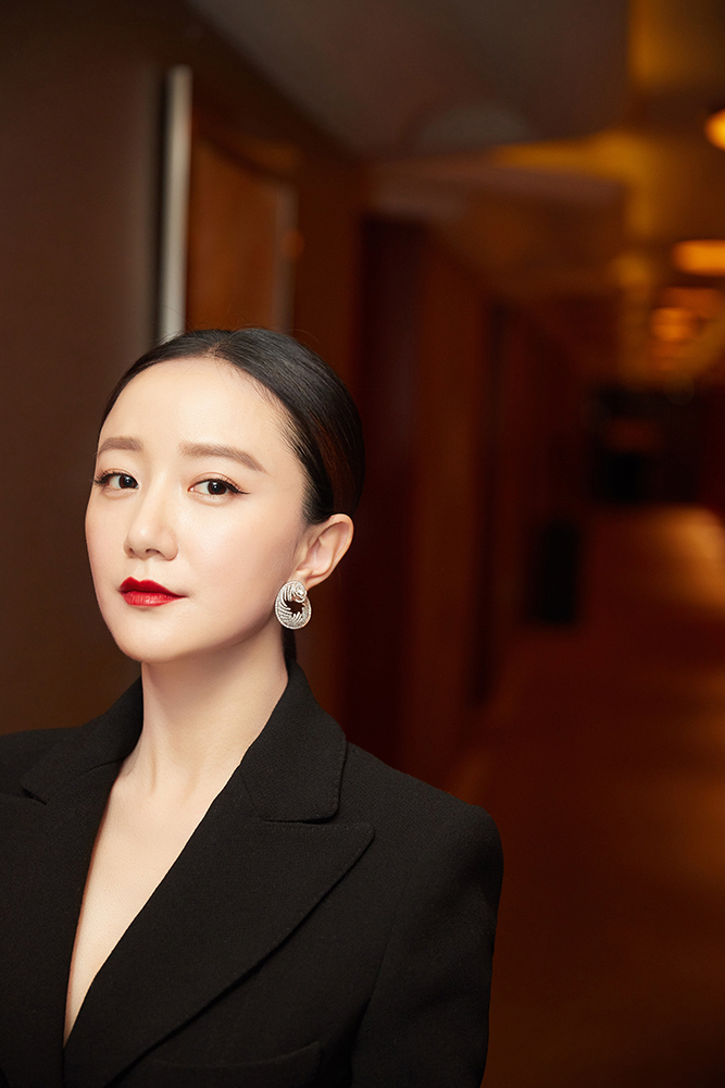 国际观察杂志官网的李倩，一位杰出的媒体观察者，李倩在国际观察杂志官网，杰出媒体观察者的风采