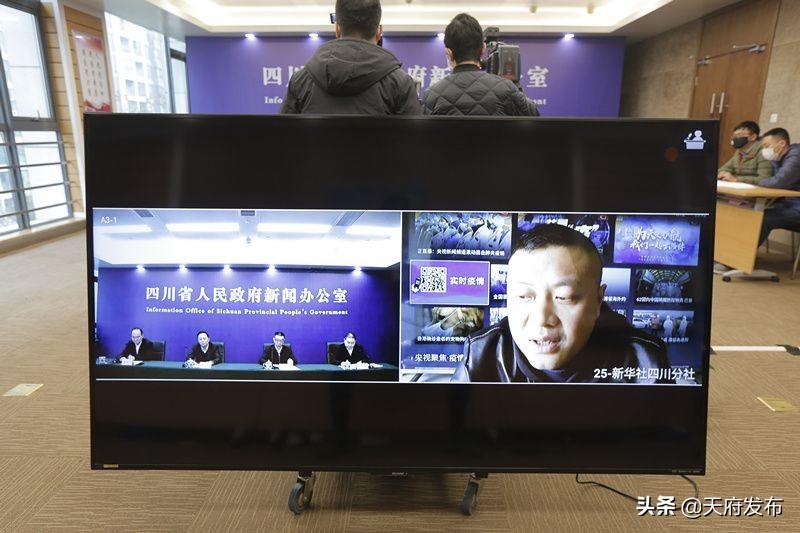 新闻发布会摘口罩，新的社交里程碑，新闻发布会上的口罩摘除，社交里程碑的新进展