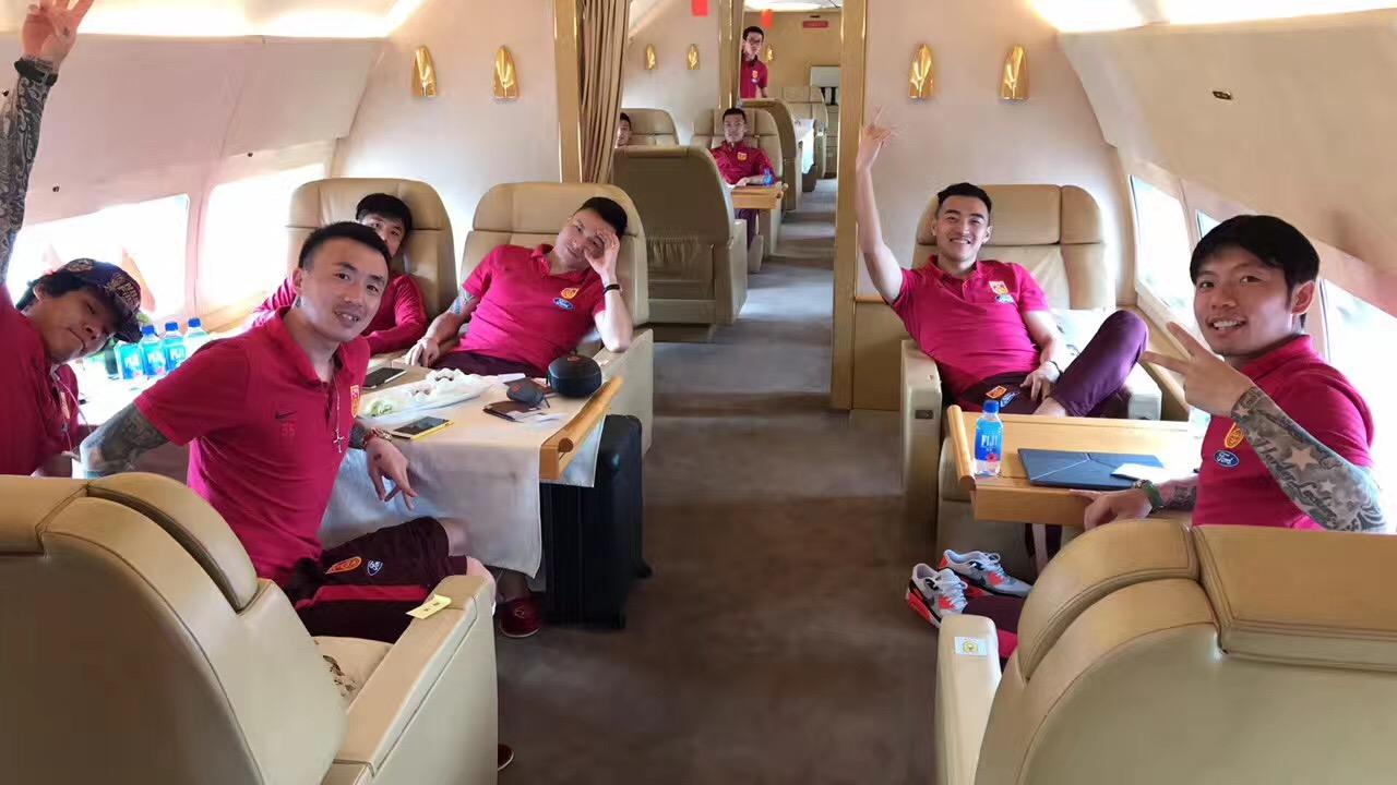 空军一号哪只脚有芯片,深度解析与探讨,空军一号鞋款芯片技术深度解析与探讨,哪只脚拥有芯片?