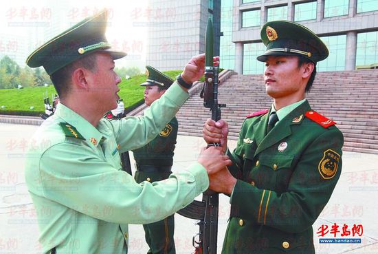 仪仗队白色腰带的绑定方法,仪仗队白色腰带绑定教程