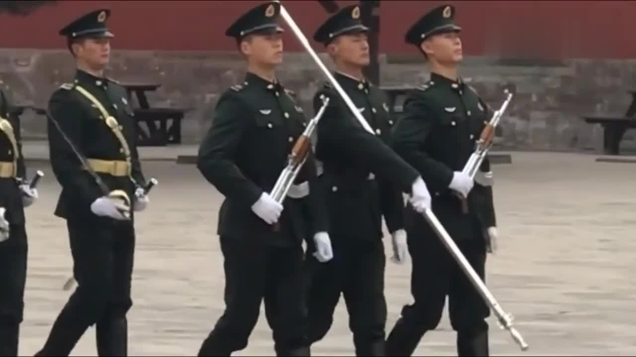 高清男子三军仪仗队蒙眼踢正步，卓越中的卓越，蒙眼踢正步，男子三军仪仗队的卓越风采