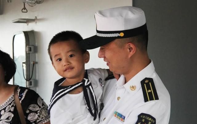 海军柏跃平儿子的成长故事，今年几岁了？，海军柏跃平儿子的成长故事揭秘，今年几岁了？