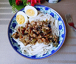 家常炸酱面的做法，简单美味，轻松上手，家常炸酱面制作教程，简单美味，轻松上手攻略