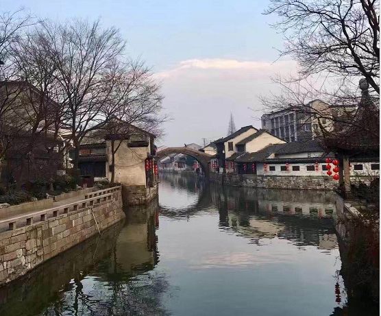 乌镇、西塘与南浔,哪个古镇更有趣味?,乌镇、西塘与南浔,古镇魅力大比拼,哪个更有趣味?