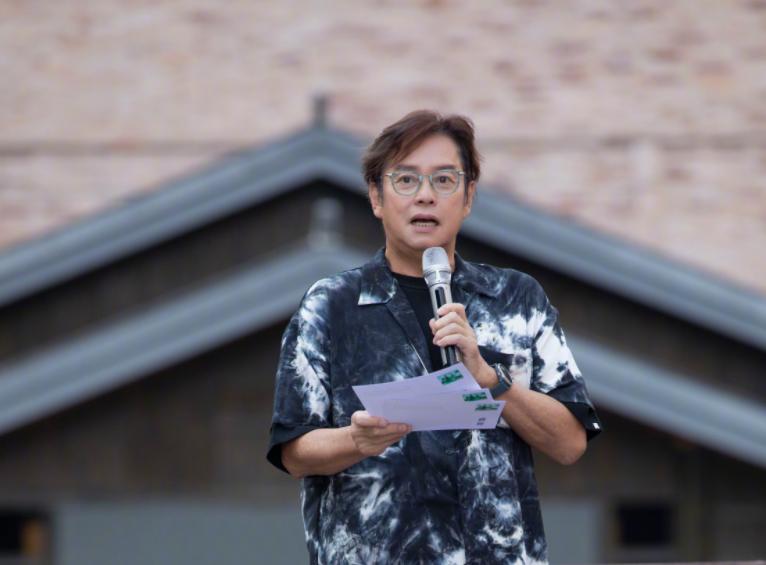 谭咏麟为什么被称为校长，音乐传奇背后的故事，谭咏麟，音乐传奇与校长称号背后的故事