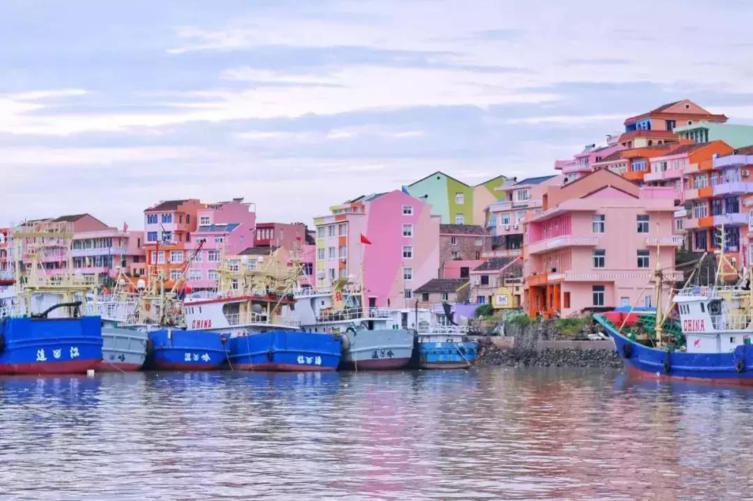 上海，这座繁华的国际大都市，以其独特的魅力吸引着无数游客。在这里，你可以感受到东西方文化的交融，欣赏到现代化的城市风貌和历史的痕迹。接下来，我将为你介绍上海的一些好玩的地方。，上海之旅，繁华都市与文化的交融之地