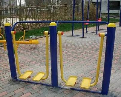 小区里的健身器材大观，小区健身器材大观，运动器材一览无余