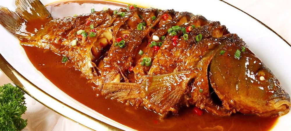 家常红烧鲤鱼,简单烹饪,美味呈现,家常红烧鲤鱼,简单烹饪,美味尽享