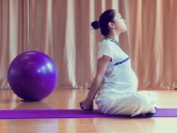 瑜伽动作对孕妇的好处及三个月孕妇瑜伽动作介绍，孕妇瑜伽动作益处解析，三个月孕期瑜伽实践指南