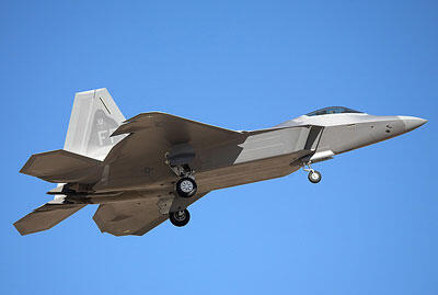 歼-20与F-22载弹量对比,空中巨人的力量均衡,歼-20与F-22载弹量对比,空中巨人力量的均衡分析