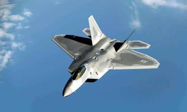 歼-20与F-22载弹量对比,空中巨人的力量均衡,歼-20与F-22载弹量对比,空中巨人力量的均衡分析
