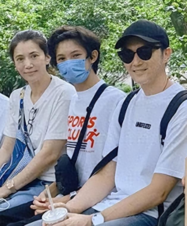 袁咏仪张智霖为什么没有办婚礼,一段旅程中的选择与决定,袁咏仪张智霖婚礼之谜,旅程中的选择与决定