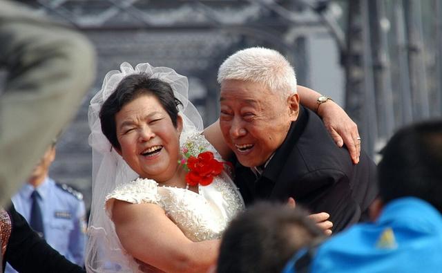 老年人征婚要求女方生孩子,社会现象下的深度思考,老年人征婚要求女方生育现象背后的深度思考与社会观察