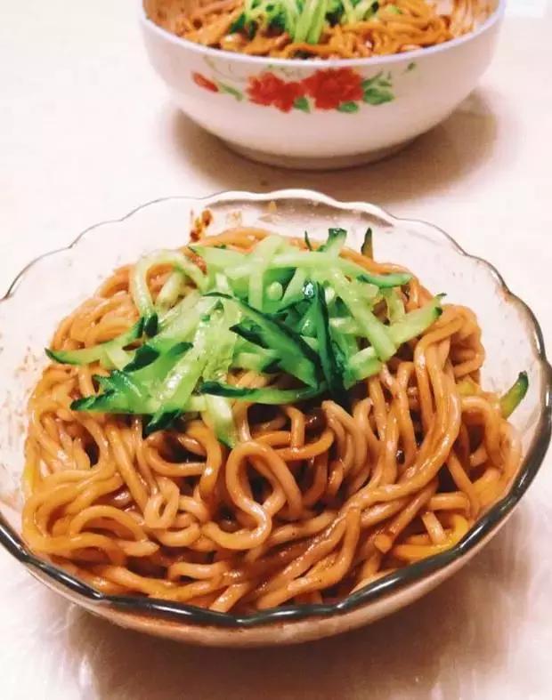 炸酱面的做法，一道美味家常面的独特制作流程，炸酱面的独特家常制作流程