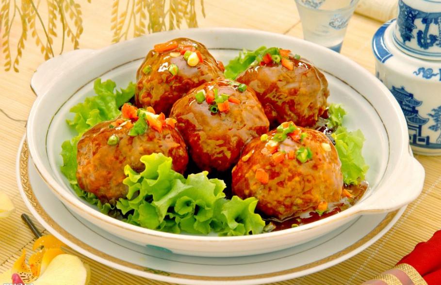 红烧狮子头,传统美食的魅力与制作方法,传统美食红烧狮子头的魅力与制作方法详解