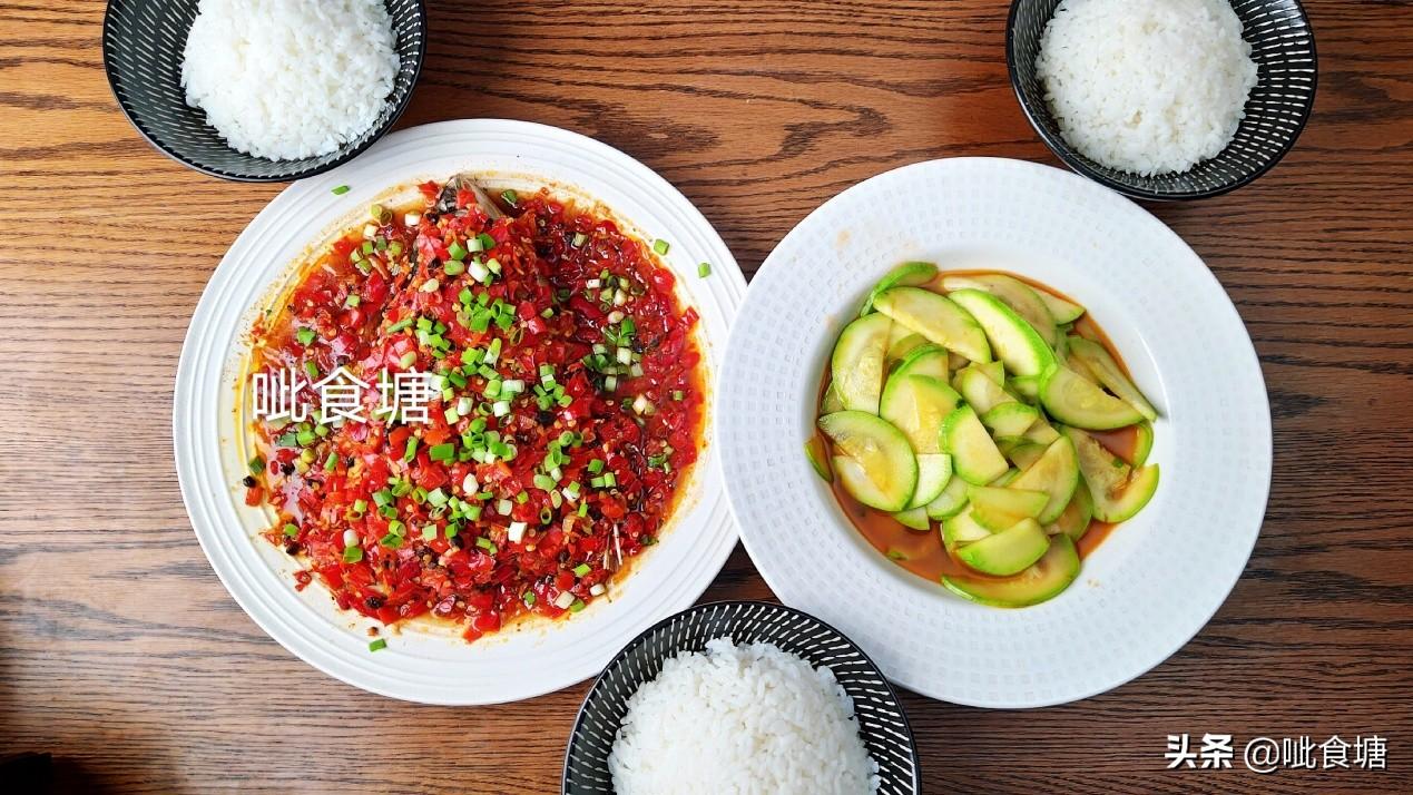 剁椒鱼头最正宗的做法，一道湖南风味的佳肴，剁椒鱼头正宗做法，湖南风味佳肴的秘诀！