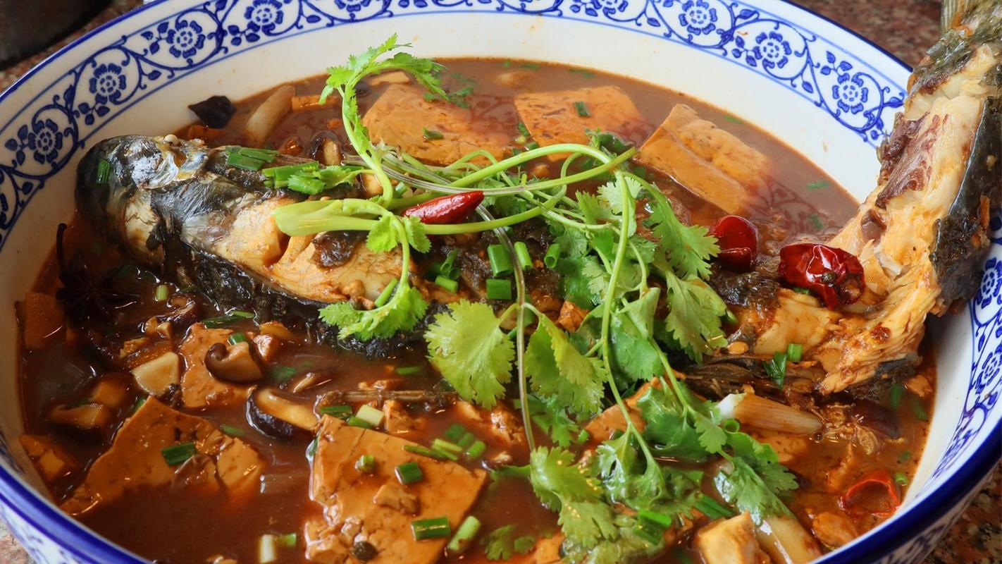 家常炖鱼的做法,美味与健康并重,家常炖鱼,美味与健康,双重享受!