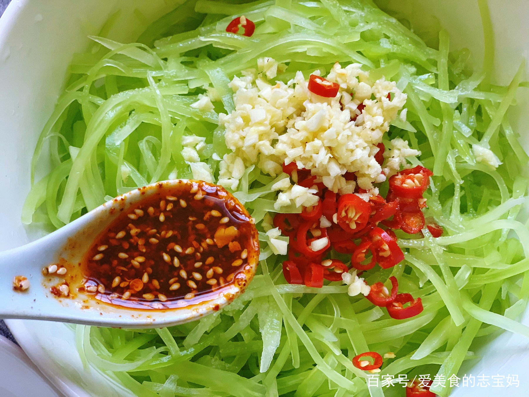 凉拌莴笋丝的做法,一道健康美味的家常凉菜,凉拌莴笋丝,家常健康美味凉菜做法